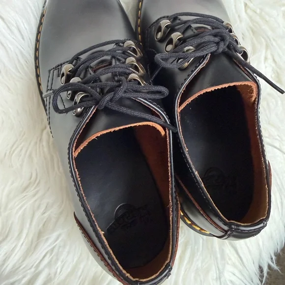 Dr. Martens Leona Low Vintage Smooth Platform Derby